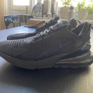 Nike 270 - Använda endast inomhus, normala slitage. Nypris: 1449 kr