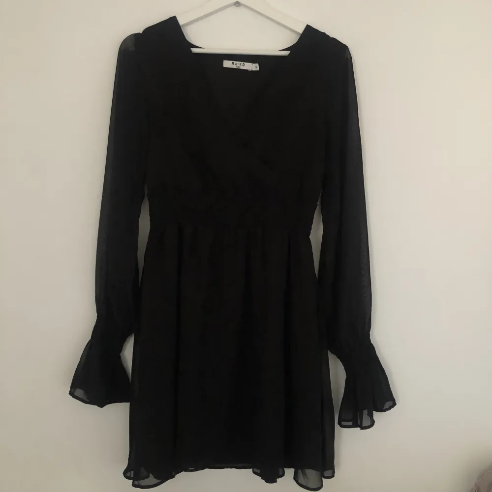 Jättefin svart klänning från nakd som endast är använd två gånger. Köpt för 489 säljer för 250 köparen står för frakt.. Klänningar.