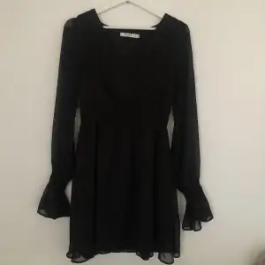 Jättefin svart klänning från nakd som endast är använd två gånger. Köpt för 489 säljer för 250 köparen står för frakt.