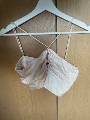 Söt topp från zara - Jättesöt topp från zara som formar kroppen fint. I Stl medium då den var lite mindre i storleken känns som en small. 