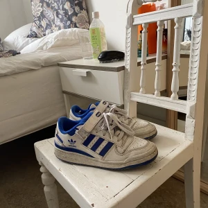 Adidas forum - Adidas forum blå stl 38. Inte tvättade på bilden så är finare än så 🌻🌞 slitning på insidan (bild 2)