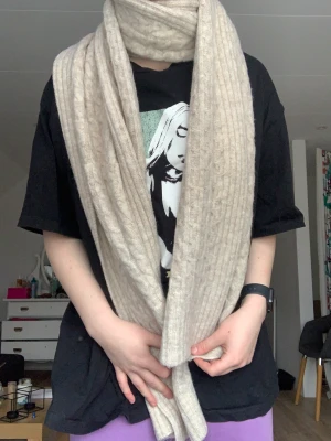 Halsduk - Lång, mjuk och bekväm. 