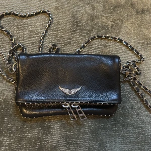 Zadig et Voltaire väska - Så himla fin Zadig et Voltaire väska i modellen ROCK NANO STUDS. Inga defekter och använd max 5 gånger. Köpt på Zadig butiken i Stockholm för ca 2500😊Avtagbar kedja och tre fack🥰 kom privat för mer bilder💕💕