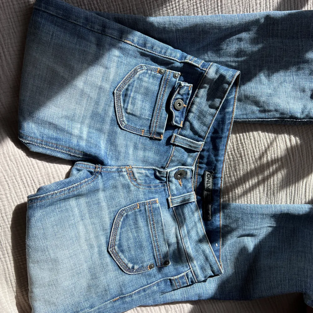 Lågmidjade only jeans. För korta på mig som är 17” ish. Köp nu 500kr. Jeans & Byxor.