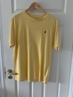 T-shirts  - T-shorts Ralph Lauren Som nya!  140:-/st Stl. Junior xl är som small