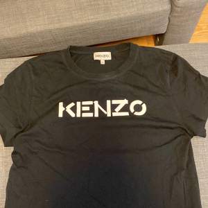 Säljer min fina Kenzo t-shirt! Storlek XL i barnstorlek och motsvarar XS/S i vanlig storlek! Skick 9/10, använd lite grann. 