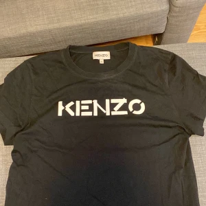 KENZO T-SHIRT - Säljer min fina Kenzo t-shirt! Storlek XL i barnstorlek och motsvarar XS/S i vanlig storlek! Skick 9/10, använd lite grann. 