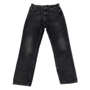 Space Relaxed Straight jeans i Noir Black från Weekday. Köpta i oktober, bra skick. Midjemått 82cm, innerbenslängd 75.