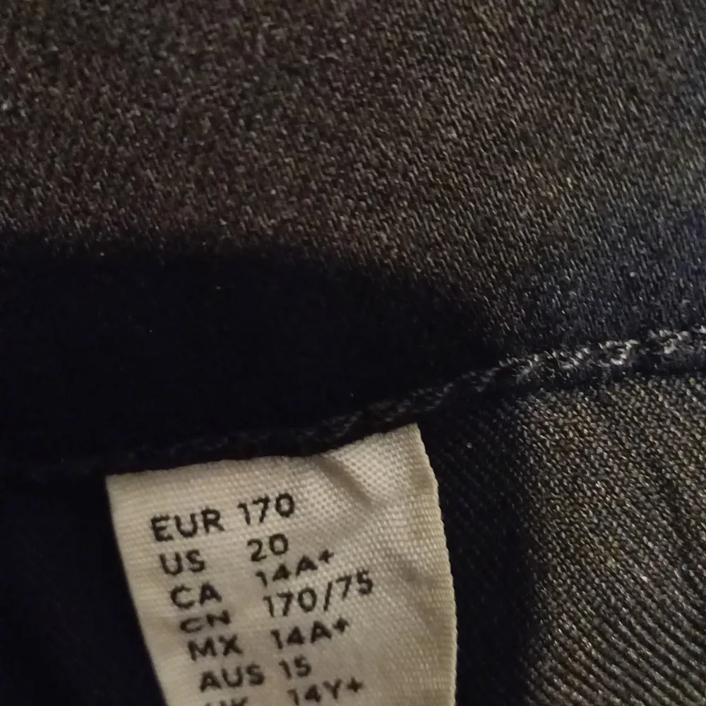 Dom är helt nya köpte dom för 900kr är svarta och storleken är och passar barn som är 12 upp till  14. Köp dom helst förhand i märsta station en dag 16:00. Jag tar swish eller kontant. Jeans & Byxor.