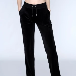 Juicy Couture black Classic velour  - Ett par svarta juicy byxor med fickor fram och bak. Byxorna är i storlek xs. Använda fåtal gånger, tvättade ett par gånger men bra skick. 