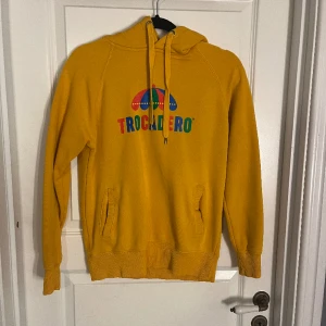 Trocadero hoodie - En trocadero hoddie. Säljer pga för liten. Storlek XS