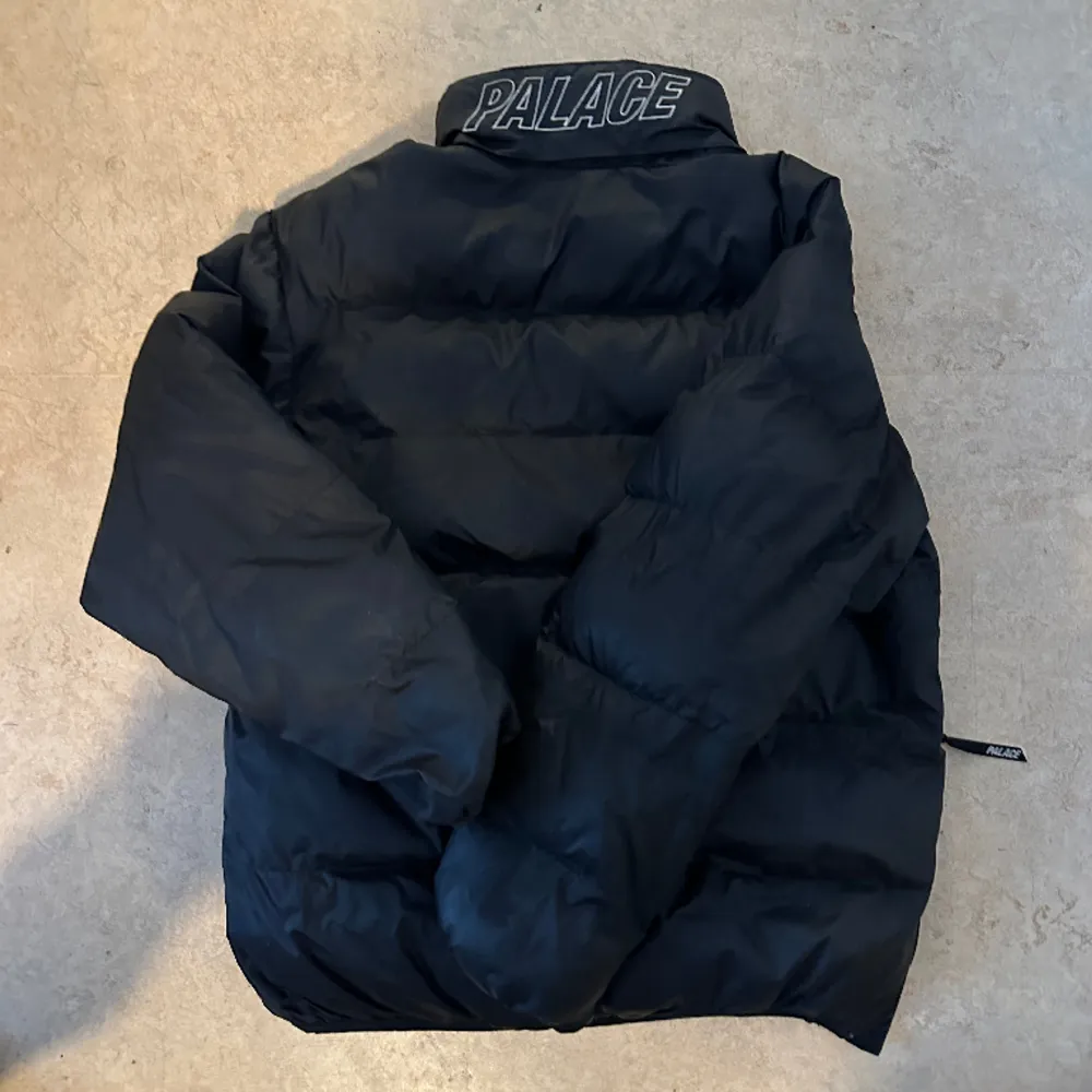 Black Palace puffer Jacket Been my favourite jacket for a long time but time to let go.  The jacket is in good condition and is a size M It has a side zip that adds extra flair to the jacket Price is negotiable but be reasonable  Feel free to ask question. Jackor.