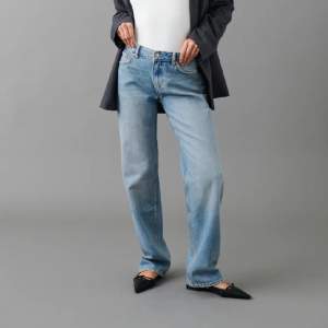 Jättefina jeans från Gina tricot, knappt använda! Säljer sånna på bilden men i ljusare blå (se sista bilderna), det är modellen low straight jeans