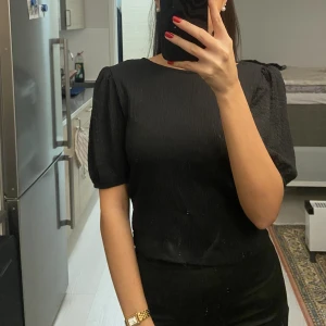 Svart topp - Snygg topp med puffiga axlar❣️