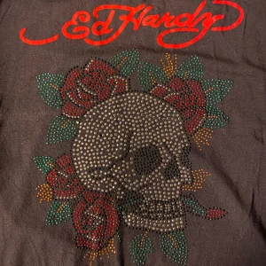 Ed hardy t-shirt!!!! - Grå jätte snygg ed hardy t-shirt med rhinestone print. second hand men knappt använd. pris kan diskuteras 