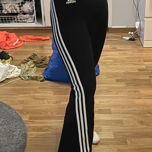 Flared leggings - Flared adidas leggings, använda ett fåtal gånger, nypris ca 599-699, pris går att diskutera vid snabb affär