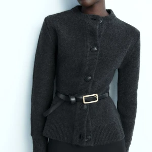 Stickad zara kofta  - Otroligt fin & elegant stickad tröja från zara. Använd endast1 gång. 