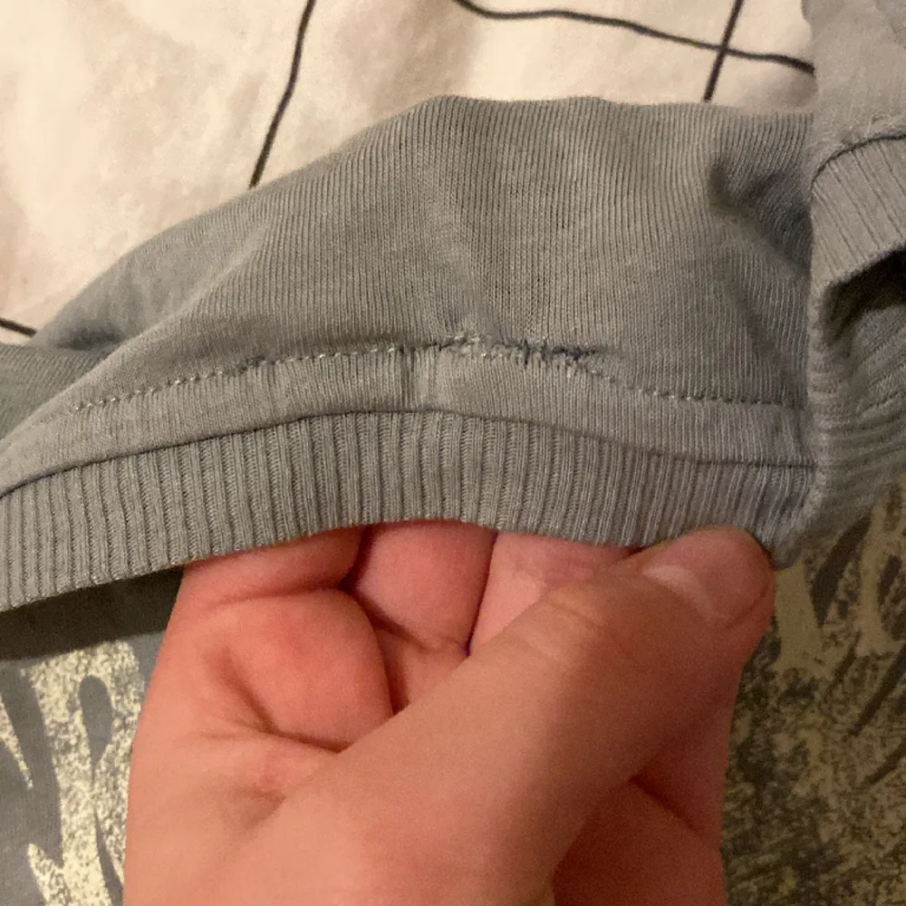 Nyskick, lappen är dock avklippt och då råkade tyget klippas upp men det är lagat och syns nästan inte alls på utsidan. . T-shirts.