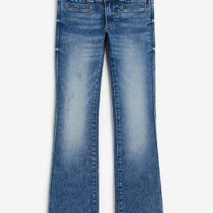 Jätte fina trendiga jeans ifrån H&M barn dom är aldrig använda då jag inte tycker jag passar i dem så i jätté fint skick köpte i Augusti 