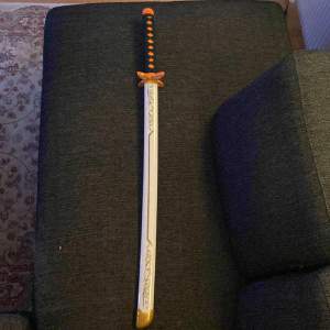 Säljer Shinobus svärd som jag köpte när jag var i närcon 2022. Den har blivit använt flera gånger och som man ser i bild 3 så blev den lite trasig, då limmade jag biten ihop. Dessutom är fjärilen på svärdet nästan trasig. Men annars bra! Kontakta för info