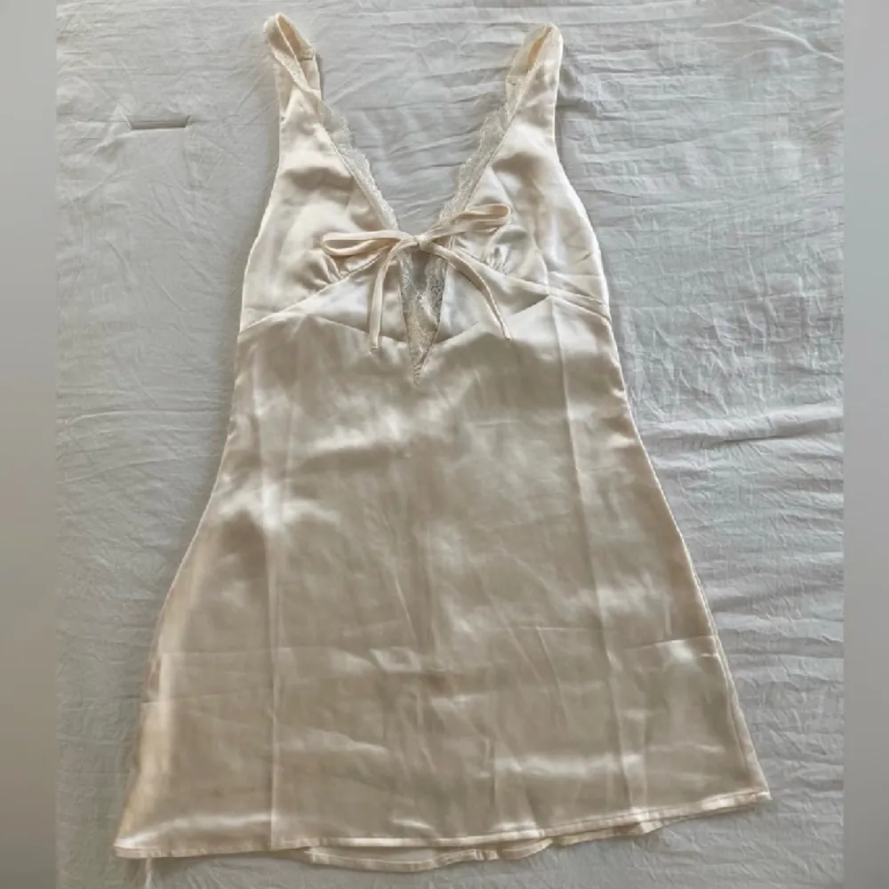 Perfekt vit klänning. Aldrig använd med prislapp fortfarande på; färgen säljs inte längre på hemsidan.  (original pris 700kr) . Klänningar.
