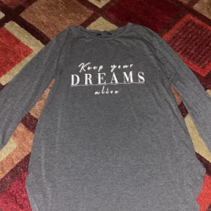 Tröja med tryck  - Tröja med bra skick 