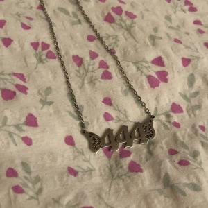 Halsband ängelnummer - Säljer denna då jag har en liknande som jag använder. Kedjan är 43cm och går att justera. 