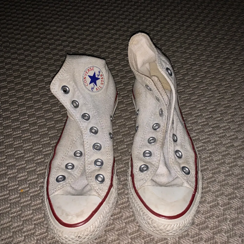 Ett par converse som saknar snören. De är lite smutsiga, men går att tvättas. Sätt i nya snören så är de som nya. Inte alls slitna (se sulan). Skor.