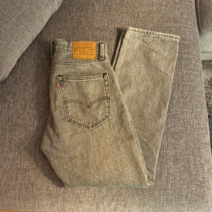 Levis 551 - Tja, säljer ett par Levis 551 som är aldrig använda utav mig då dom är för stora. 551 har samma passform som ett par 501. Skick 10/10 som ny. Om du har några funderingar så är det bara att skicka. Mvh 