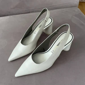 Klackar - Fina krämvita klackar från Zara i Stl 36. Bekväma att gå i! Bra skick förutom att de är lite smutsiga (se bild 3).😁