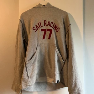sail racing tjocktröja - sail racing tjocktröja som jag lekt och klippt i😭 den är mysig och stor men ganska 😑 förstörd