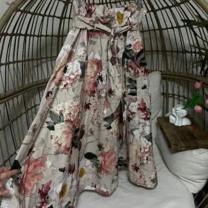 Blommig kjol - oanvänd med etikett - Jättevacker blommig kjol från H&M som är oanvänd, har även etikett! Köptes för 299kr nu efter sommaren men kom aldrig till användning. Säljer för 159kr, men priset kan såklart alltid diskuteras☺️