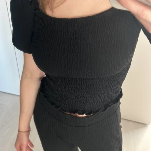 Topp från gina - Topp med puffärmar från Gina tricot  Använd 1 gång. 