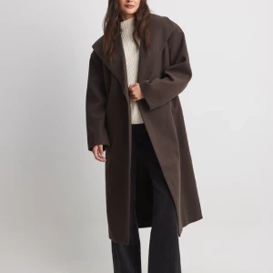 NA-KD kappa  - Slutsåld på hemsidan, kappa från NAKD i storlek 38. Nypris 1099:- Endast testad.