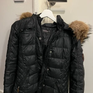 Jätte fin rock and blue jacka i st 34. - Säljer min lillasysters jacka i st 34. Använd 2 vintrar och är som ny. Äkta räv päls. Kan tänka mig gå ner i pris vid snabb köp.