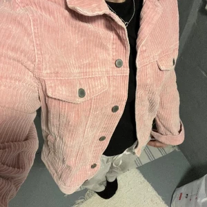 Manchester jacka - Rosa manchester jacka sparsamt använd. Köparen står för eventuell frakt.🌸