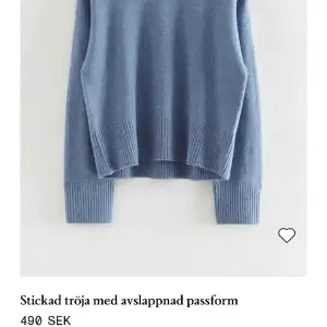blå stickad slutsåld tröja i jättefint skick. köptes i januari för 500kr💞pris går att diskutera.