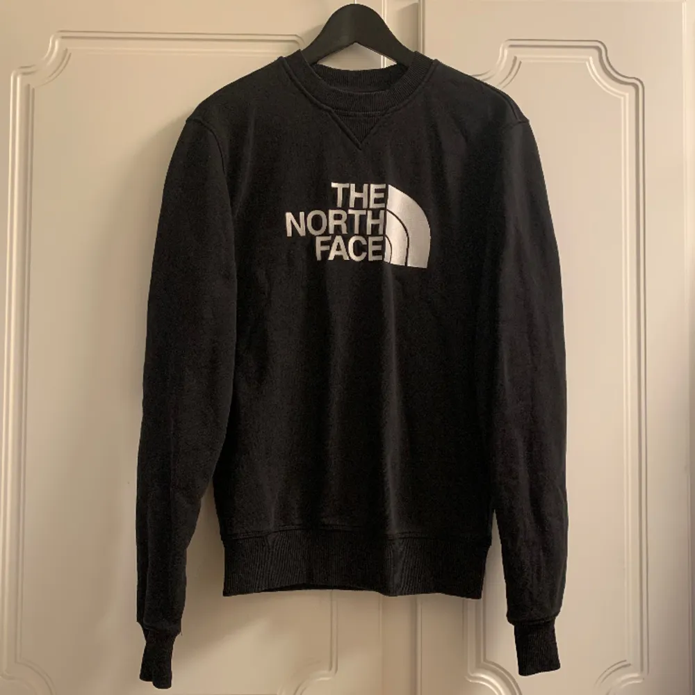 The North Face sweatshirt i storlek XS (herrstorlek), gott skick - något urtvättad men i övrigt hel och ren. Du får den nytvättad, såklart. Finns att hämta i Tallkrogen, Enskede. Annars kan jag posta, du står för frakten :) mvh Maria . Hoodies.