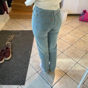 Levis jeans - Säljer mina snyggaste levi’s jeans, ljusblå. Dom sitter bra över låren och rumpan. Som framgår av bilderna är dem i väldigt bra skick. Lappen är otydligt för storlek, men jag skulle uppskatta att dom är W:25 L: 31. Säljer då dom är lite små för mig🥲. 