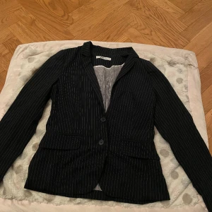 Randig Kavaj  - Denna fina kavaj som är från ginatrico kommer inte till användning och behöver en ny ägare💕