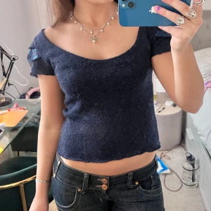 Stickad t-shirt - Snygg stickad t-shirt med snygga detaljer på armen!