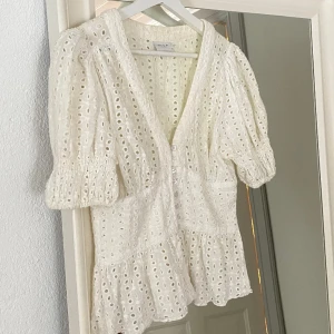 Blus  - Broderad blus från Vila, helt slutsåld. Sitter så fint men används tyvärr inte längre. Kontakta för fler bilder 🤍