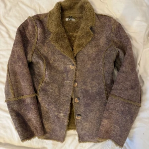 Pälsjacka - Supermysig 70-talsjacka med päls inuti (fake) och med spräcklig färgrik mockaimitation på utsidan💞 