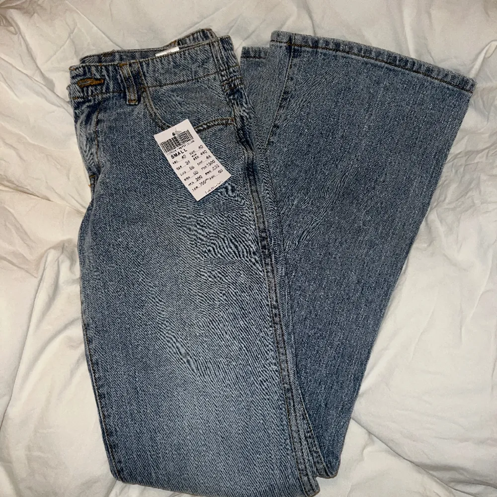 Lowrise jeans från brandy melville, oanvända med lapp kvar.   Mått: 8
