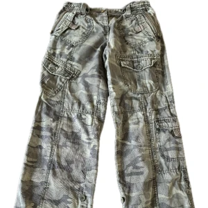 Lågmidjade Cargobyxor - skitsnygga lågmidjade vintage cargobyxor. Dom har två defekter: Ett litet hål vid gylfen som knappt syns och saknar en knapp på bakfickan. Om ni vill ha tydligare bild på hålet, skriv!💗