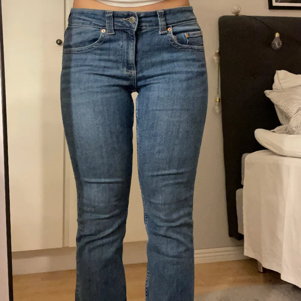 Lågmidjade mörkblåa jeans med unika bakfickor. Väldigt sköna och stretchiga! Köpt på Gina Tricot och knappt använda🙌🏼. Jeans & Byxor.