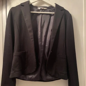 Svart kavaj - supersnygg svart kavaj från h&m! i storlek 164! super fin och festlig! säljs då den är för liten för mig💞