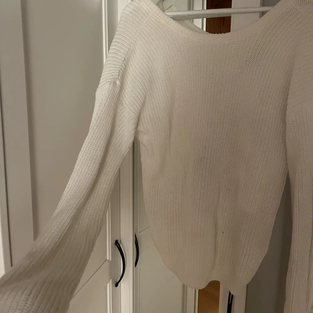 Säljer den här stickade tröjan från NAKD då den aldrig kommit till användning! Andra bilden visar hur den ser ut bak!🤍Storlek XS men passar även S.. Stickat.