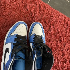 Jordan 1 signal blue - Skorna är knappt använda på grund av för liten strl. Köpta från restock för 2100kr. Orginalbox följer med