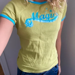 Y2k t-shirt  - söt y2k t-shirt med trycket magic. 
